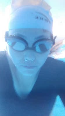 满意，好看，不掉色，无异味，包装完好。弹性挺好，本人身高165，体重110，胸围90拍L码，后背有点紧，供大家参考一下，真心好看显身材，还防晒，超级喜欢。抱歉，自己在水下拍不全