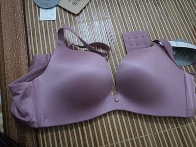 外形好看，料子舒服，穿着贴合不空杯，聚拢上托，好看好看好看。适合小胸妹子。