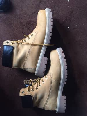 特意穿了好几天才来评价，真的很不错，算是性价比最高的大黄靴，原来也买过踢不烂的大黄靴，说实话，有些不合中国人的脚型，不是太舒服，而且质量不值那个价格。在客服指导下买的号码很合适，客服的服务态度很不错，是个做品牌做大项目的态度，鞋子做工很好，缝线结实无瑕疵，走路舒服有气质，皮子也是真的，昨天好奇心突发试了下确实真防水。写这么多是因为真的觉得在现在用心用品牌做鞋子的企业太少了，都在炒作营销，在这样的大背景下找到个良心企业应该支持，还回来买鞋子的，希望西瑞设计出更时尚有品味的鞋子。2017，愿一切都更好。