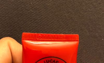 圈出来的图这家买的&hellip;没圈圈的是澳洲朋友带的&hellip;店里页面以及官网图片都是我澳洲朋友给我带的那个样子的，条纹位置不一样，我自己也不清楚，店家解释批次不一样这些也是不一样，可收到的名字画圈部分字体大一号&hellip;我也不会辨别，你们自己看吧，膏体颜色没问题，香味不太一样，原本的用久了，估计味道和新的就是不太相似的。会认得告诉我一声呗，假货太多我也怕瞎用，也没有说店家的一定是假的，或许真是批号