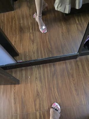 不是收到实物真是敢相信49元能买到这鞋…实在太惊喜了,本来是抱着试试的心态买回来看看实物 如果不满意就申请退货退款的,谁知这质量 款式真是超值超值 市面要300元左右 而且2双还可以包邮 买到就是赚到 还有这款高跟鞋码数正常 其他买家可以参考 如果是厚 肉肉脚联系买大一码 卖家更给力的就是买3双不同款式的这 确认收货就可以找卖家 3款中最低价的那一款 发红包给买家 👍👍 好款式高质量 好福利…卖家真是太给力了! 果断收藏关注了店铺 密切关注 免得走漏好货😄😄 不是收到实物真是敢相信49元能买到这鞋…实在太惊喜了,本来是抱着试试的心态买回来看看实物 如果不满意就申请退货退款的,谁知这质量 款式真是超值超值 市面要300元左右 而且2双还可以包邮 买到就是赚到 还有这款高跟鞋码数正常 其他买家可以参考 如果是厚 肉肉脚联系买大一码 卖家更给力的就是买3双不同款式的这 确认收货就可以找卖家 3款中最低价的那一款 发红包给买家 👍👍 好款式高质量 好福利…卖家真是太给力了! 果断收藏关注了店铺 密切关注 免得走漏好货😄😄