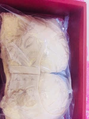 第一次穿夏娃之秀的内衣，到手后赶紧试穿 码数合适，内衣的舒适度超级好，让我爱不释手！内衣很透气，即使在炎热的夏天也不会闷，魔力胶垫 多孔 感觉还有按摩的功效呢，总之，非常的好，我很喜欢满意，满五分好评，祝愿卖家生意兴隆！还会来惠顾哒，表白贴心的卖家，非常有耐心地给我解答疑问！