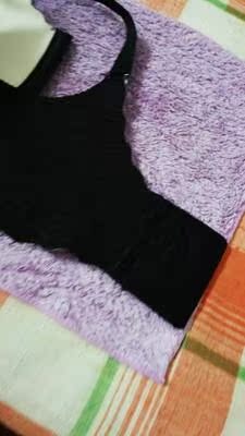 颜色比拍照的要亮一点，挺漂亮的，非常合身，物美价廉，店家还贴心的给了一个搭扣，很满意的一次购物