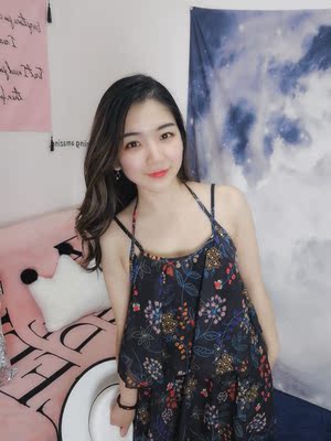 比基尼加罩衫的组合好实用哇，不会觉得太暴露，又蛮有特点的！背后是有开叉的，很美～质量摸起来好好哦