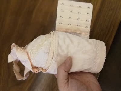 穿着合适，开始还犹豫要不要选这个，现在发现选的没错，肤色也很好搭配衣服，满意，谢谢送的加长扣。很好很好哦😊