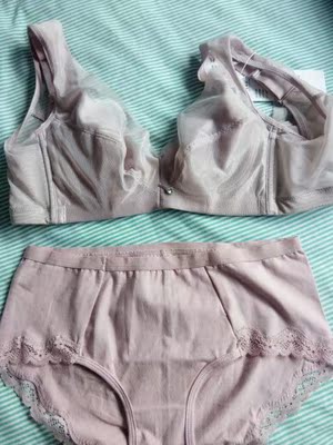 收到货立马穿上试了试，很有，很舒服收副乳效果很好，很赠送的内裤，按摩水袋，就是我拍的不好😜