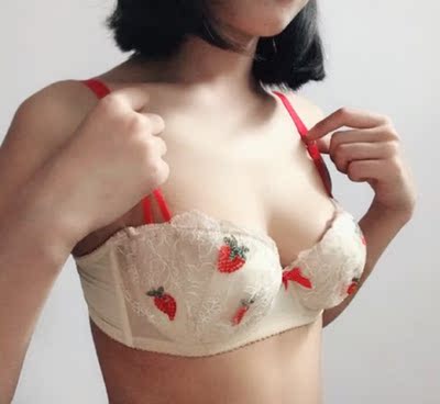 莎琪儿家的设计师款小草莓内衣真的太太好看了吧!看了好久了,终于下手了哈哈哈哈。颜值真的好高的,面料也十分好,很喜欢这样的二分之一杯,小胸大胸都可以,很薄,适合夏天,蕾丝还是进口的,内裤也是很好穿哈哈哈哈,还会回购! 莎琪儿家的设计师款小草莓内衣真的太太好看了吧!看了好久了,终于下手了哈哈哈哈。颜值真的好高的,面料也十分好,很喜欢这样的二分之一杯,小胸大胸都可以,很薄,适合夏天,蕾丝还是进口的,内裤也是很好穿哈哈哈哈,还会回购!