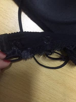 不知道怎么形容，我不该为了好评返现然后早早的收获，后悔，内衣穿了一次然后带子就彻底坏了，找客服，客服一直说不给退，质量问题还不给退？后来换了个客服说可以商量，让我自己去修，新内衣就要修，很烦，修回来找她又一直不回，到晚上才回，购物体验可以说是零分了，不知道是我运气不好还是怎么回事，反正挺难受的，最后给了我8元修理费。我真的不给差评，但是这个我真想给