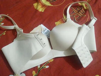 布料光滑，折后没有痕迹，无钢圈但是非常的有型，真的很棒，手感很好。包装非常仔细、严实，物流公司服务态度很好，运送速度很快，很满意的一次购物。款式与描述的一致，无可挑剔，型好，面料柔软光滑，摸起来滑滑凉凉的不输实体店的质量。实体店这样的质量要双倍的价钱多，内衣水洗都不会掉色关键是没有刺鼻的气味，价格便宜实惠，最喜欢的是它的聚拢效果和它的设计很好看，客服的服务态度也特别好，颜色挺好看的，厚度适中，大爱~