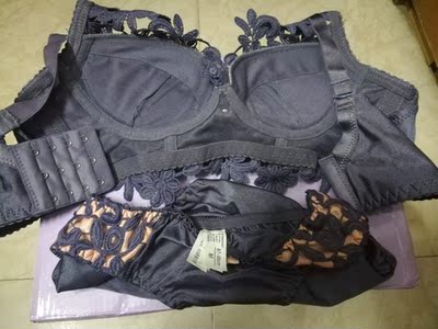 身材娇小,胸不大的妹子选A比较合适,这个有垫子,聚拢型,穿上真的大有不同。而且价格划算。 身材娇小,胸不大的妹子选A比较合适,这个有垫子,聚拢型,穿上真的大有不同。而且价格划算。