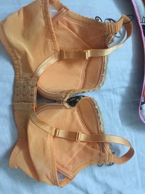 这款内衣稍微花一点，带钢圈的。肩带承托力🆚另外一款无钢圈的好一些。这次买了三件，就是没有凑满300减30呢，不过新风尚价格优惠一点，再就是华歌尔内衣罩杯偏小哦，亲们拍大一个尺寸。