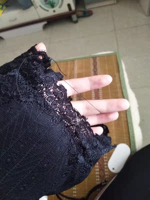 本来价钱不高,很少给差评,但是这衣服,拿回来到处是线头,关键是黑色的那件试了一下,沾我身上全都是黑色,这个忍不了,夏天穿上很热,东西也懒得退了。 本来价钱不高,很少给差评,但是这衣服,拿回来到处是线头,关键是黑色的那件试了一下,沾我身上全都是黑色,这个忍不了,夏天穿上很热,东西也懒得退了。