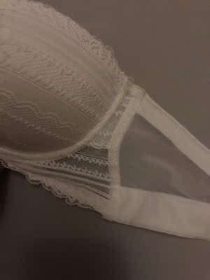 质量真的太差了！穿了一天，侧面支撑的地方就弯成这样了！我想一个合格的内衣应该不会出现这种低级错误吧！回来试穿没问题就拆吊牌，想到再屯一个，结果穿了一天下来就这样了！客服之前答应按七天无理由退换，现在又说没吊牌不给退！而且这种问题我相信绝对不是我一个人出现这种状况！