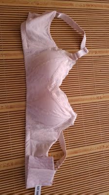 客服小梅必须给五星好评，我买小了特别有耐心给我换，原本是想退的，但感觉质量不错便多买了一件，穿着挺舒服的，虽然是加厚的，但穿起来并不闷，值得推荐，平胸的福音