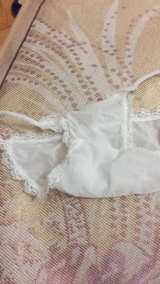 裤子还可以,唯一不好的就是我点的是墨绿色,给我发了一条白色的。 裤子还可以,唯一不好的就是我点的是墨绿色,给我发了一条白色的。