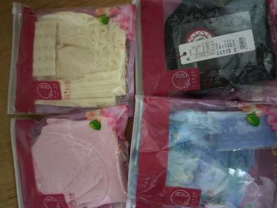 我第一次买月色家的内衣，非常满意。穿起来很舒服，合着衣服胸部显小，走路不怕昂首挺胸了。每个内衣都配了一个加长扣，商家很贴心，非常感谢。