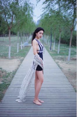 发货挺快的，送了好多赠品，乳头贴，香皂，包包，都挺实用的。好容易才买了件V的衣服，还是去年买的，都没合适的衣服搭，前几天聚会，小姐妹介绍的才过来的，感觉非常合适，很隐形，最主要是服帖，总之很好