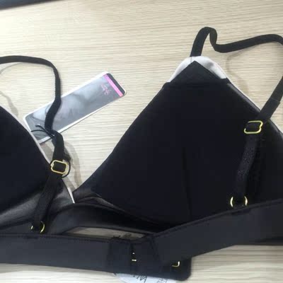 内衣好舒服哦，穿戴后上身没有什么束缚感，穿着这款内衣之后整天都感觉好轻松呀。胸部不会感觉有压力，以前买过类似的内衣穿了都好不舒服的，一开始不懂怎么选尺码，这款是问了你们家客服小姐姐之后我才选下的，收到后尺码罩杯大小都合适呀，价格在能接收的范围内， 蛮不错的一家，服务得好贴心，罩杯材质也好柔软触感真是相当的好呀，不错，心情棒棒的！