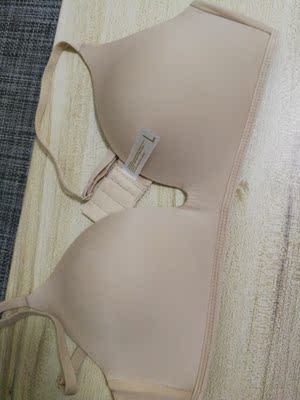 网上买内衣难买，这次买小了点，两边包不住，不过面料还是挺舒服，跟图片一样！有质感