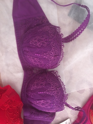 拖延症发作这么晚才收货评论(&acute;&bull;༝&bull;`)一号下单本来还看了两无钢圈的但有点小问题就取消了。三号和妈妈去店里试了不合适就另买了两件，回家又在网上定了两件六号还是七号到的，全部以下水洗过无掉色等问题。(｡&bull;̀ᴗ-)✧