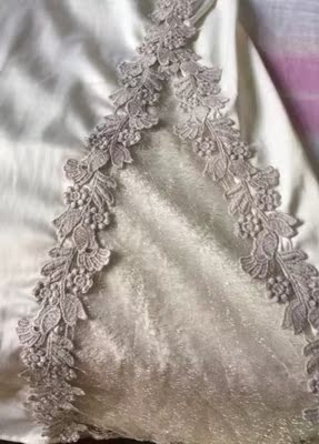 衣服面料摸起来很舒服，丝丝滑滑的，颜色也挺正的