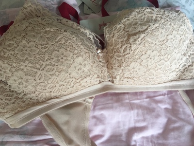 这款不聚拢，但是舒适度满分，我觉得很适合妈妈辈的人。