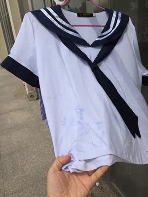 看吧这衣服我买了一次都没穿,本来想洗洗穿呢,看这颜色掉的,黑心的商家,这衣服根本就不值 看吧这衣服我买了一次都没穿,本来想洗洗穿呢,看这颜色掉的,黑心的商家,这衣服根本就不值