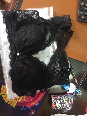 双十一买了白色，夏天穿很轻薄，618活动再买个黑色，跟我买的白色有区别，黑色的无钢圈，带薄薄的海绵。