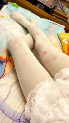 蛤蛤！我又回来啦！准备送我上买家秀吧！！~~啊啊啊！！这樱花真细&hellip;呸，这腿真好看&hellip;&hellip;。啊啦啦~男孩子怎么就长了这么棒的袜子&hellip;呸，腿呢？？不是&hellip;这么好看的袜子&hellip;呸，腿，怎么就长在男孩子身上了呢？也不是&hellip;哎呀我怎么就不是妹子呢&hellip;&hellip;什么？？你说鸭子坐？？嘛，连鸭子坐都不会的伪娘根本不算伪娘好吧~~（话说很久没坐鸭子坐了感觉比以前疼了不少，大约是最近缺乏锻炼的说&rarr;_&rarr;）