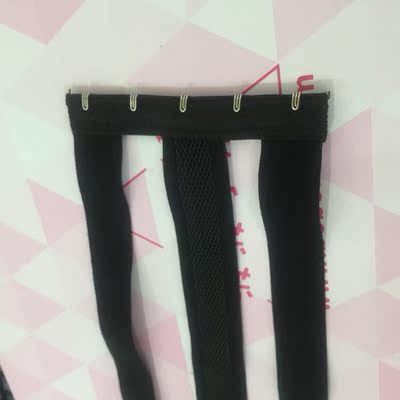 来啦来啦，我没想到内衣承托效果这么好，我穿上后的感觉真的是炒鸡棒的，店家也蛮细心的，送了小礼物，挂脖带、延长扣这些小礼物。而且还都是独立包装好走心，内衣尺码准，不会偏小或者偏大，选的尺码穿着刚刚好。夏天穿着这款内衣刚好，不会闷热。罩杯大小合适，重要的是聚拢效果和提胸效果真的明显，胸部都集中到了一起。自然有沟有型，喜欢满意，也不会下滑和掉，穿着下围不紧勒。恋上这款内衣了，回头再把剩下的颜色都买下，哈哈哈