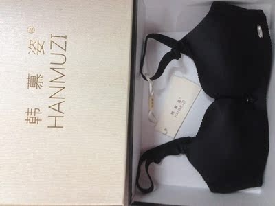 喜欢这种简单的款式，洗过了也不会褪色，变形什么的更不用担心了，没有钢圈的内衣最舒服了，舒服又无痕迹摸着很舒服软软的，凉凉的很贴肤，还具有聚拢效果，很透气，要的就是舒适价格公道，内衣的质量都很好，廓形很棒，穿起来很舒服，很有耐心，物美价廉，物超所值， 值得购买