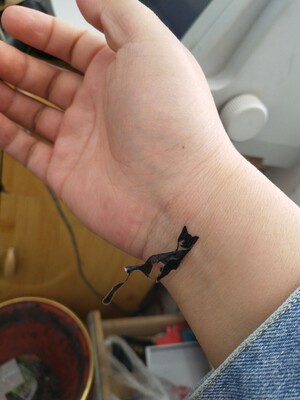 店铺名字看起来很唯美很有味道，实物却不是很让人喜欢。贴起来粘合度不够，而且没个都太大了。感觉很漂亮，然而却不是。包装小清新，比较喜欢