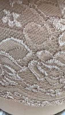 听了客服推荐120斤买了L，事实证明的确需要这么大，穿上有点紧但是有收腹效果！花纹也好看！