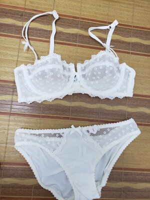 实物和图片一样美,就是味道有点大,白色的穿起来上半身超长,物流真的是超级快。 实物和图片一样美,就是味道有点大,白色的穿起来上半身超长,物流真的是超级快。