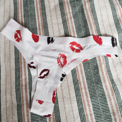 质量相当不错，穿起来很舒服，款式特别别致，值得购买。