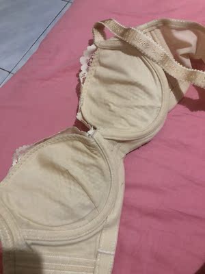 太不好穿了，又厚不说，还重得很我称了一下有6两重，从没穿过这么难穿的内衣