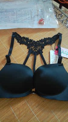 很棒，还送了小礼品，值得购买👍。同事看了也很喜欢，叫我帮她买一件。特别值得一提的是客服很热心，服务态度很好👍👍