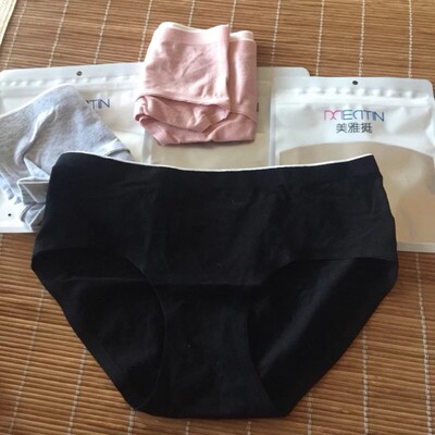 内裤是一片式无痕的设计，裆部是纯棉的，穿着舒服透气，包装严谨快递给力，做工精细颜色漂亮干净，穿上大小合适，尺寸标准，款式好，料子好，物美价廉性价比高，确实不错值得推荐 ，我还会再来的哦，喜欢的小姐姐们不要错过啦。