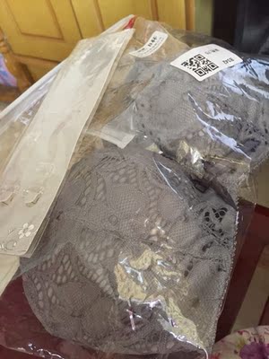 内衣属于柔软的,还没试穿,就是不知道合适不,按平时码数下单的,过水晾干后试穿再来追评 内衣属于柔软的,还没试穿,就是不知道合适不,按平时码数下单的,过水晾干后试穿再来追评