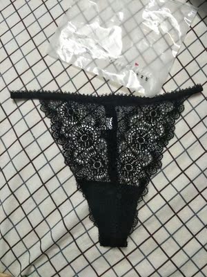 蕾丝面料  这种蕾丝面料和其他面料不一样 这种料子比较柔软  不像别的蕾丝面料比较扎人  然后内裤腰带子是有弹性的  不用大小的问题    其次内裤裆部是纯棉的布料  （内裤再好看也要裆部是纯棉的）  三角边缘都是蕾丝花边  超级性感    质量 面料 款式都是杠杠滴  不错 给店家一百个星星  好评👍👍