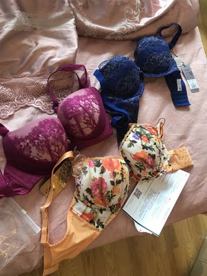 内衣尺码刚刚好，因为本人腰比较细，国内很多品牌的内衣都没有70d的尺码，试穿了一下这个刚好。                      就是收到的货被挤压变形了，不知道撑一撑还能不能救回来