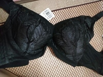 好看。质量很好。里面的硅胶摸起来也很舒服。很提胸部。看起来胸部坚挺起来了。里面硅胶软软的很舒服