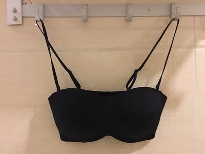没有钢圈的抹胸 取掉肩带穿挺方便搭配的 很轻便的一件文胸