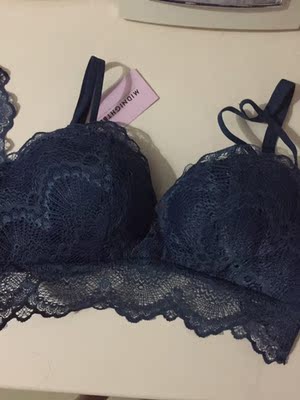 内衣很漂亮，摸着也舒服，没有异味，内裤只能看不能穿