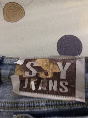 短裤质量不怎么样，也只能买个款式了，洗了一次商标牌还喜欢了