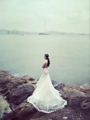 东西早就收到了，为了拍婚纱照买的，粘性挺不错的，一天下来也没变。刚收到的时候试了试，效果总是不理想，感觉是贴得不对了，找客服要了穿戴方法，再重新贴过，效果好了很多，很满意了，那粘力真好，试穿贴了那么多次，应该会脏的，于是我就洗了，阴干后粘性还是很好，拍照当天也没有掉！很不错的一款胸贴，还带了小赠品，包装也很严密，这点特别好，不至于尴尬，呵呵！