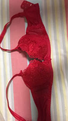 哪儿都挺好，就是胸罩里面有夹海绵的设计却没有海绵，很郁闷&hellip;并且刚买来内层就起球了，怀疑是店里下来的试穿款，总之价格便宜，就这样吧&hellip;