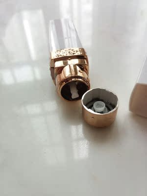 里面有电池装上就能用很方便 脱毛膏用过几天后再用这个剃 效果还是可以的 剃完不疼 小灯设计很贴心