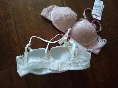 内衣收到啦   质量不错细节部分也可以     试穿了一下挺舒服的   蕾丝部分不会扎 确实得颜值也👌 会回购的客服态度很好 海绵不会太厚恰到好处 肩带是固定的 🙌