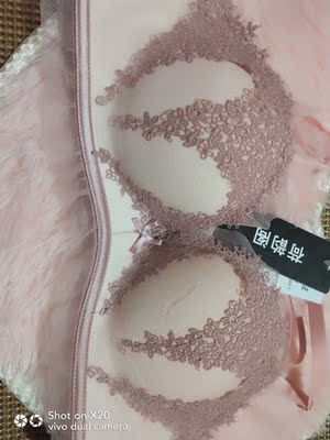 宝贝收到了，试穿了一下，面料舒适，半杯型的，穿着很聚拢，杯面是刺绣蕾丝的，很细致，优雅，收副乳效果很好，内杯有细孔穿着透气，粉色的很有少女情怀，非常满意！